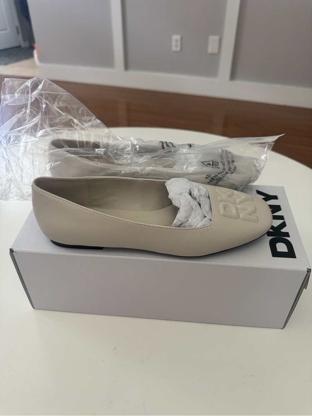 DKNY Darianne Ballet Flats Soft White Women’s Size 6.5 New in Box